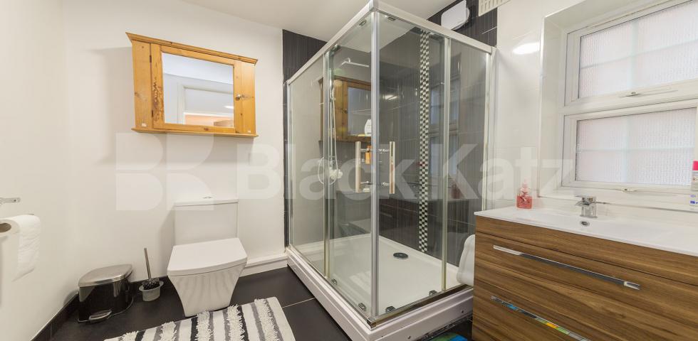 			Fantastic New Instruction!, 4 Bedroom, 1 bath, 1 reception House			  Petworth Road, North Finchley